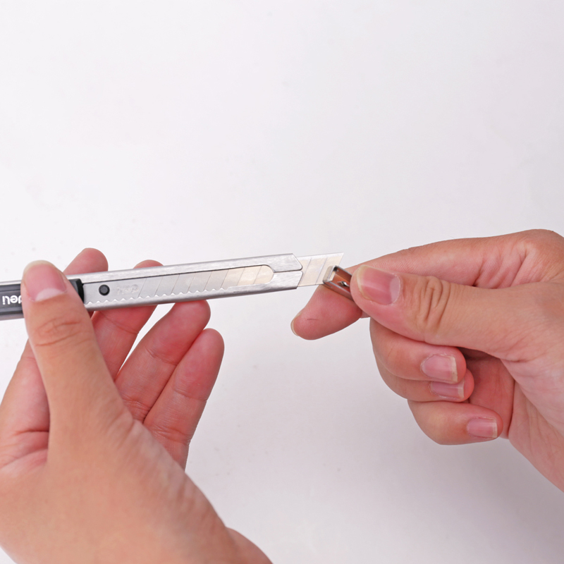 得力（deli） 2058 金屬小號美工刀 碳鋼材質_http://bzsa.cn/img/images/C202111/1636002517376.jpg